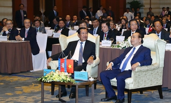 Thủ tướng Nguyễn Xuân Phúc và Thủ tướng Campuchia Samdech Techo Hun Sen dự diễn đàn doanh nghiệp Việt Nam-Campuchia